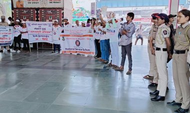 बोरीवली रेलवे पुलिस ने विद्यार्थियों-यात्रियों में जागरूकता फैलाते हुए गर्व से मनाया "महाराष्ट्र पुलिस वर्धापन दिवस"