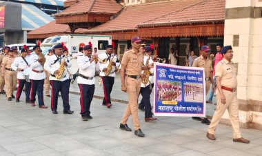महाराष्ट्र पुलिस स्थापना दिवस पर बांद्रा रेलवे पुलिस के आयोजन में पुलिस बैंड ने जब बजाया "सारे जहां से अच्छा...."