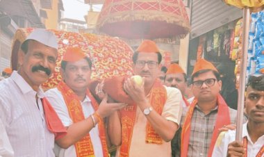 मुंबई से शिरडी तक पालकी लेकर पैदल यात्रा पर निकला साईं भक्तों का जत्था