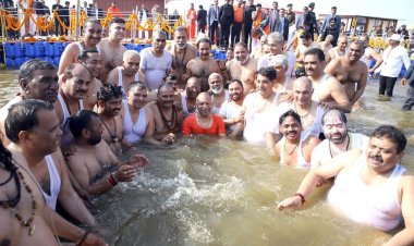 अपने पूरे मंत्रिमंडल के सदस्यों के साथ सीएम योगी आदित्यनाथ ने पवित्र त्रिवेणी संगम में पावन स्नान किया 