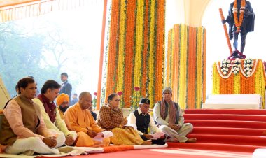 CM योगी आदित्यनाथ ने महात्मा गांधी की पुण्यतिथि पर अर्प‍ित की श्रद्धांजलि