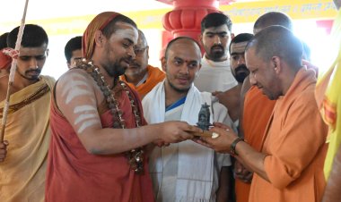 CM योगी आदित्यनाथ ने जगद्गुरु शंकराचार्य के साथ किया अति विशिष्ट हवन