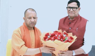 सीएम योगी आदित्यनाथ से शिष्टाचार भेंट करके वरिष्ठ भाजपा नेता कृपाशंकर सिंह ने दिया ज्ञापन 