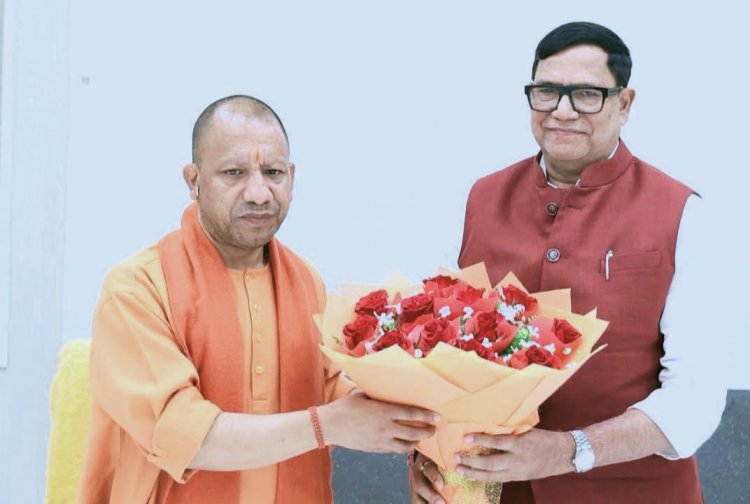 सीएम योगी आदित्यनाथ से शिष्टाचार भेंट करके वरिष्ठ भाजपा नेता कृपाशंकर सिंह ने दिया ज्ञापन 