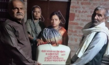 कन्याओं को आत्मनिर्भर बनाने की मुहिम अंतर्गत 'परिवर्तन फाउंडेशन' द्वारा युवती को प्रदान की गई सिलाई मशीन