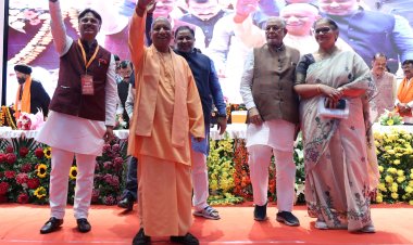 सीएम योगी ने डॉ. राम मनोहर लोहिया विधि विश्वविद्यालय में आयोजित '3 साल बेमिसाल, सरोजनीनगर आभार दिवस' कार्यक्रम में की शिरकत  