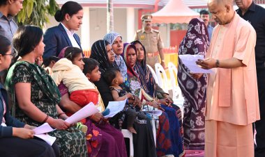 CM योगी आदित्यनाथ ने जनता दर्शन में सुनीं 200 लोगों की समस्याएं