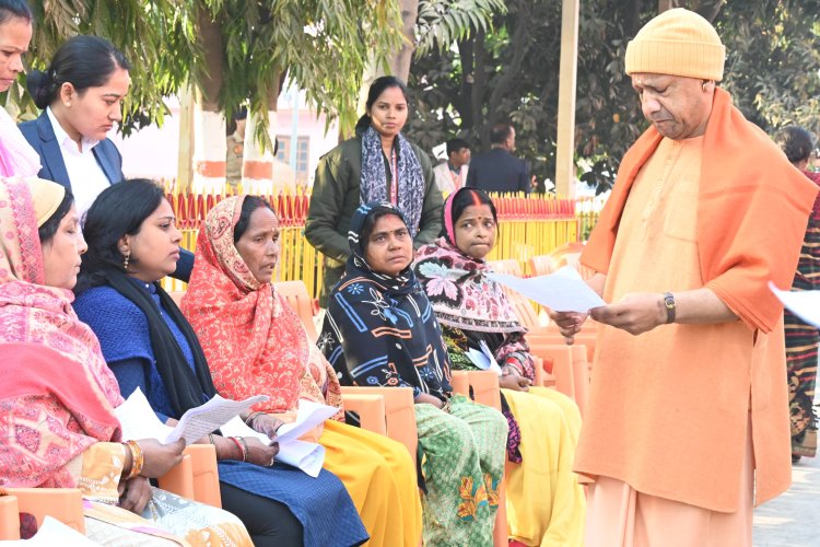 जनता दर्शन : सीएम योगी ने सुनीं 200 से अधिक लोगों की समस्याएं