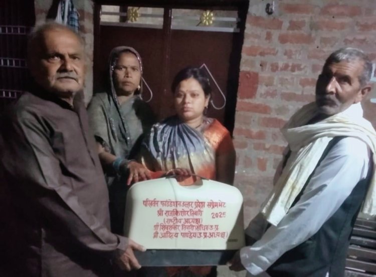 कन्याओं को आत्मनिर्भर बनाने की मुहिम अंतर्गत 'परिवर्तन फाउंडेशन' द्वारा युवती को प्रदान की गई सिलाई मशीन