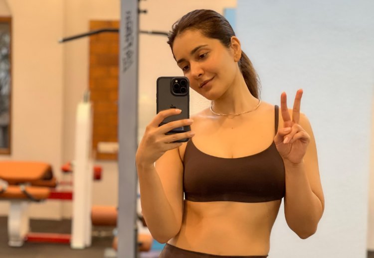 राशि खन्ना की जिम रूटीन में ताकत और मुस्कान का है परफेक्ट मेल !