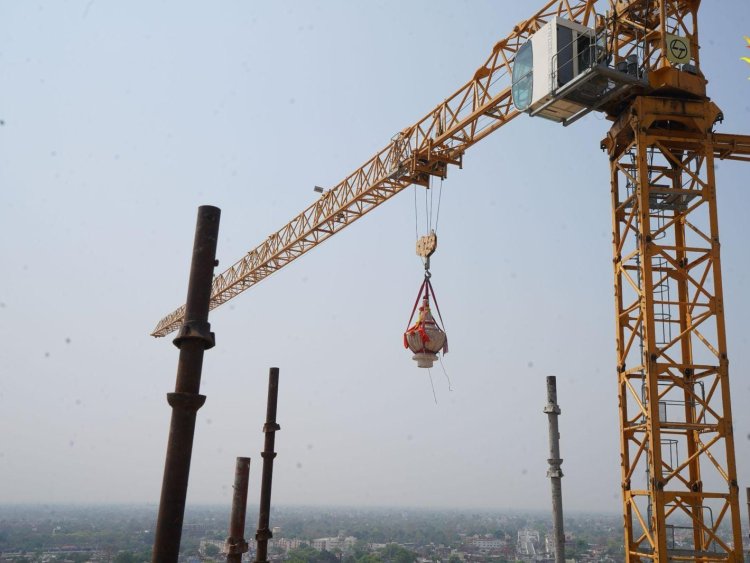 राम मंदिर के मुख्य शिखर पर कलश की हुई स्थापना, मुख्यमंत्री योगी ने जताई प्रसन्नता
