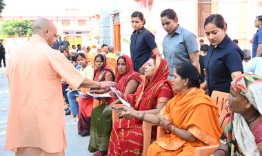 सीएम योगी आदित्यनाथ ने जनता दर्शन में सुनीं 250 लोगों की समस्याएं