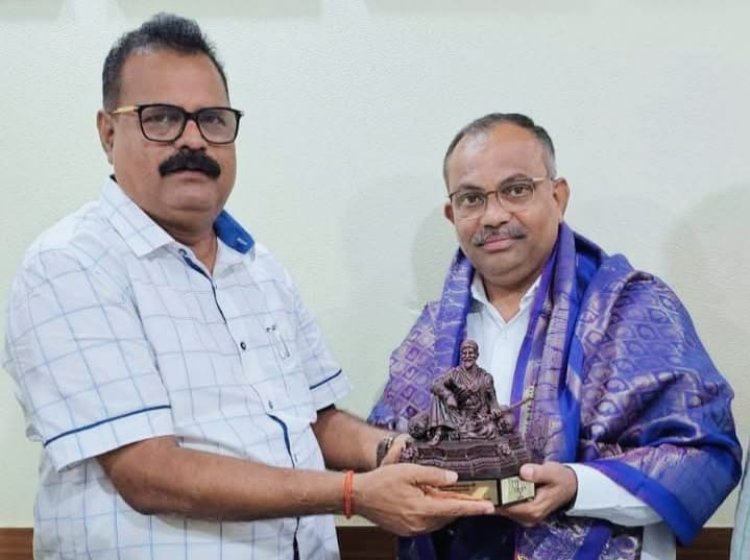 भाजपा जिलाध्यक्ष गणेश खणकर को पूर्व नगरसेवक कमलेश यादव ने किया सम्मानित