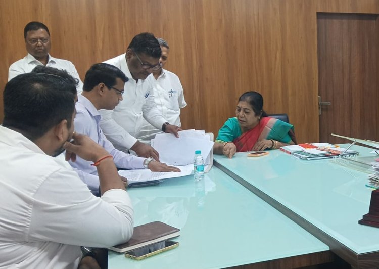 लंबित विकास कार्यों पर चर्चा : म्हाडा के मुख्य अधिकारी संग विधायक मनिषा ताई चौधरी की बैठक