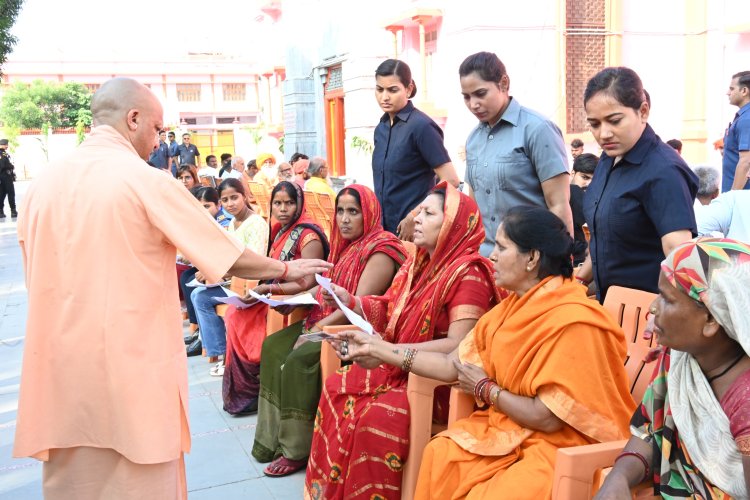सीएम योगी आदित्यनाथ ने जनता दर्शन में सुनीं 250 लोगों की समस्याएं