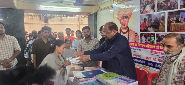 कांदिवली में जरूरतमंद विद्यार्थियों में मुफ्त नोटबुक वितरित करने के लिए हुआ विशेष आयोजन