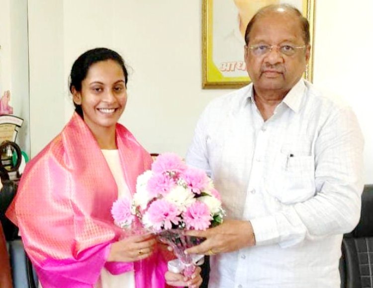 फार्मेसी के क्षेत्र की स्वर्ण पदक विजेता मुग्धा शिंदे को पूर्व सांसद गोपाल शेट्टी ने किया सम्मानित