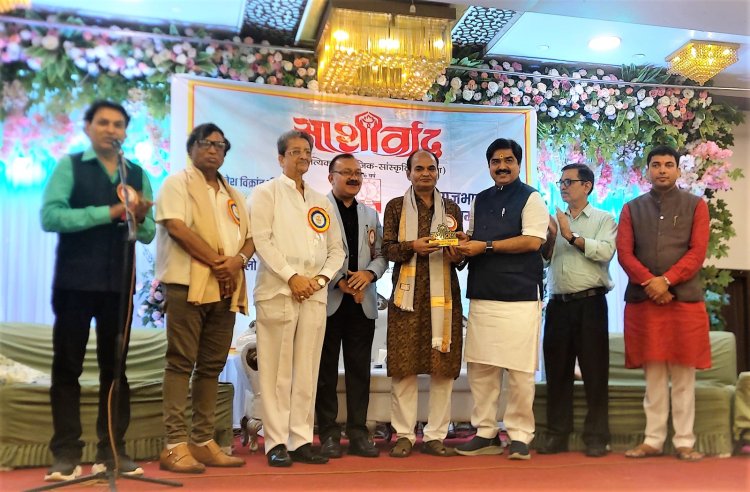 मुंबई के सभी पक्षों को उजागर करती राजेश विक्रांत की पुस्तक 'आमची मुंबई-2' का विमोचन हुआ