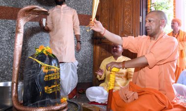 CM योगी आदित्यनाथ ने रुद्राभिषेक कर लोक मंगल की कामना की