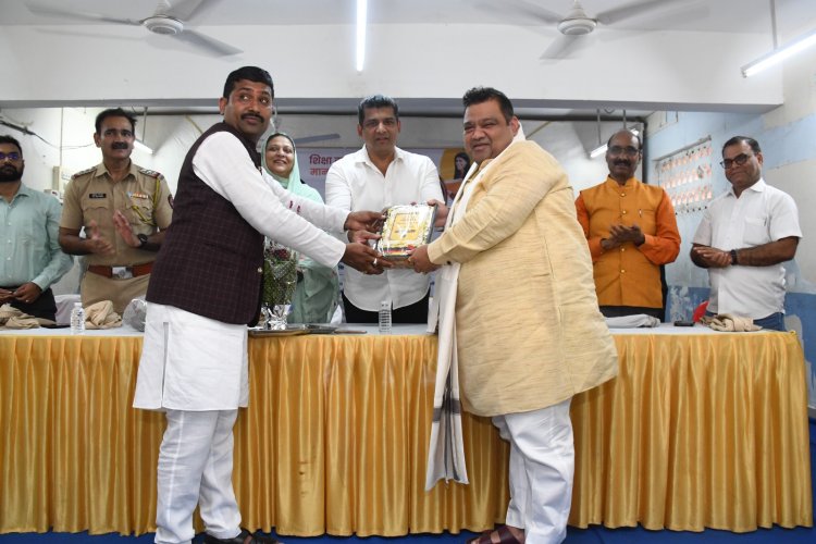 "परिवर्तन फाउंडेशन" का  नोटबुक वितरण एवं रत्न सम्मान समारोह संपन्न