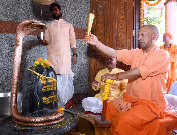 CM योगी आदित्यनाथ ने रुद्राभिषेक कर लोक मंगल की कामना की