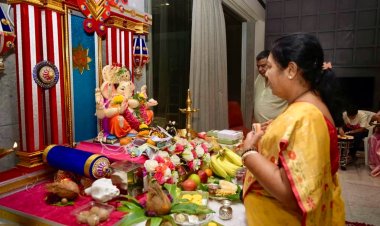 Jai Shri Ganesh ...   समाजसेविका दीपा पाटिल के निवास पर स्थापित श्री गणेश जी की दिव्य मूर्ति का दर्शन करने पहुंचीं विधायक मनिषा ताई चौधरी