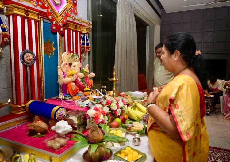 Jai Shri Ganesh ...   समाजसेविका दीपा पाटिल के निवास पर स्थापित श्री गणेश जी की दिव्य मूर्ति का दर्शन करने पहुंचीं विधायक मनिषा ताई चौधरी