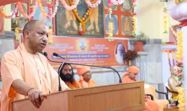 CM योगी आदित्यनाथ ने कहा "योग्य गुरु मिले तो कोई भी मनुष्य अयोग्य नहीं "
