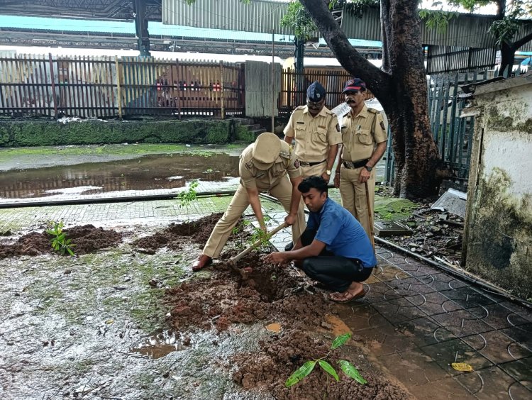 बोरीवली रेलवे पुलिस ने रेलवे कॉलोनी में किया पौधारोपण : धरती को प्रदूषण मुक्त रखने का दिया गया प्रभावशाली संदेश