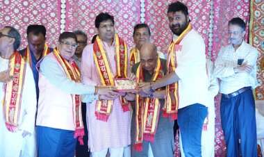 रामचरित मानस में पीएचडी की उपाधि अर्जित करनेवाले डॉ. योगेश दुबे 'रामलीला' के मंच पर सम्मानित किए गए