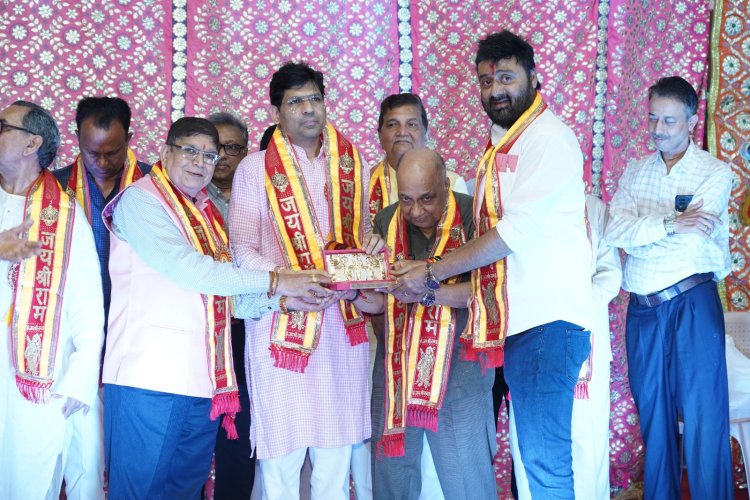 रामचरित मानस में पीएचडी की उपाधि अर्जित करनेवाले डॉ. योगेश दुबे 'रामलीला' के मंच पर सम्मानित किए गए