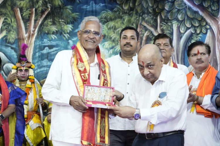 बोरीवली में रामलीला के मंच पर समाजसेवी अजयराज पुरोहित का हुआ भव्य सत्कार