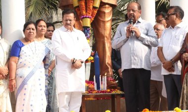 कांदिवली में डॉ. बाबासाहेब आंबेडकर की प्रतिमा पर पुष्पहार अर्पित कर पूर्व सांसद गोपाल शेट्टी ने दी श्रद्धांजली 