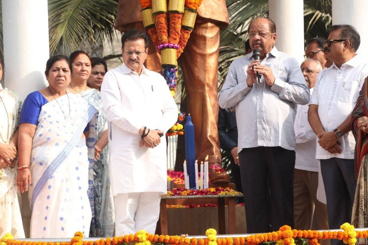 कांदिवली में डॉ. बाबासाहेब आंबेडकर की प्रतिमा पर पुष्पहार अर्पित कर पूर्व सांसद गोपाल शेट्टी ने दी श्रद्धांजली 
