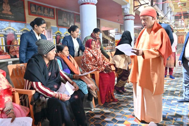 सीएम योगी आदित्यनाथ ने जनता दर्शन में 250 लोगों की समस्याएं सुनीं और अधिकारियों को दिए उचित निर्देश