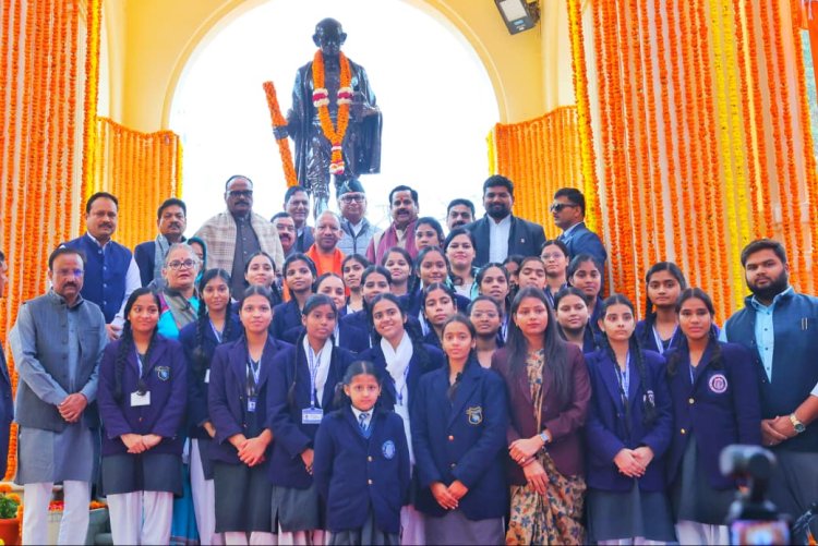 राष्ट्रपिता महात्मा गांधी की पुण्यतिथि पर सीएम योगी ने बापू को किया नमन...