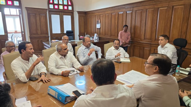   "ओसी" को लेकर पूर्व सांसद गोपाल शेट्टी के नेतृत्व में गए प्रतिनिधिमंडल की म्युनिसिपल कमिश्नर संग बैठक हुई...