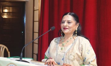 कविता: हाँ, मैं कुछ-कुछ पुराने ख़यालों की हूँ