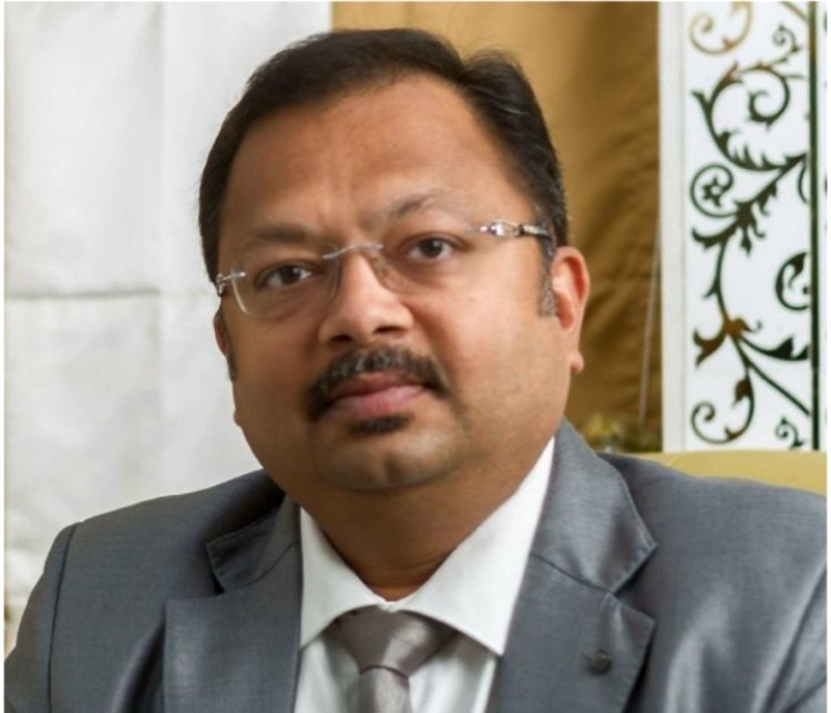 आंखों में आई-ड्रॉप्स डालने का सही तरीका बता रहे हैं नेत्र चिकित्सक डॉ. निमेष पी. मेहता...